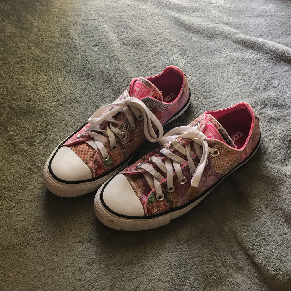 Pink floral low top converse woman size 7